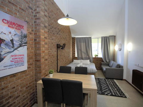 Gables 11 On Clyde Street - Lightning Ridge Tourism 2