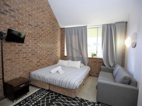 Gables 11 On Clyde Street - Lightning Ridge Tourism 6