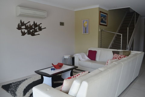 Cypress Drive Townhouse - Lightning Ridge Tourism 5