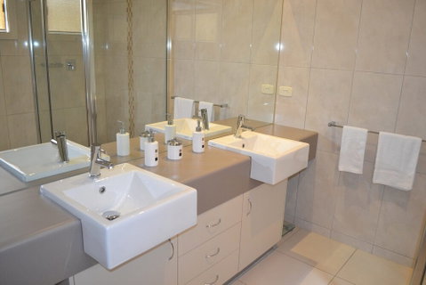 Cypress Drive Townhouse - Lightning Ridge Tourism 6