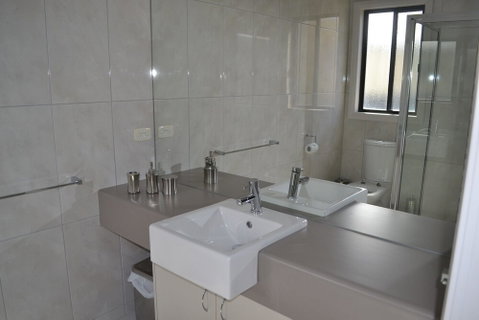Cypress Drive Townhouse - Lightning Ridge Tourism 1
