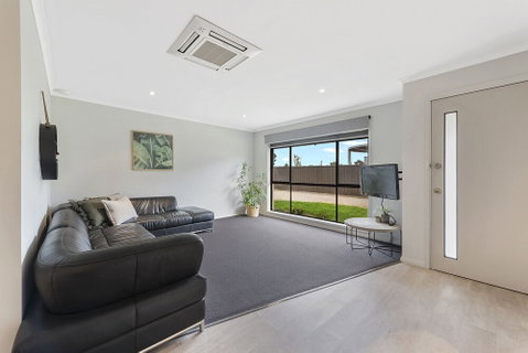 Lake Escape On Pool Avenue - Lightning Ridge Tourism 1