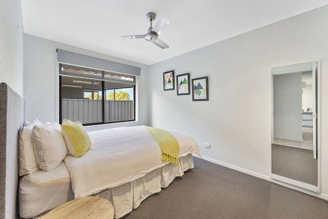 Lake Escape On Pool Avenue - Lightning Ridge Tourism 0