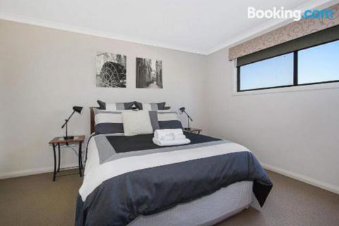 Cypress Townhouse 23 Suite - Lightning Ridge Tourism 4