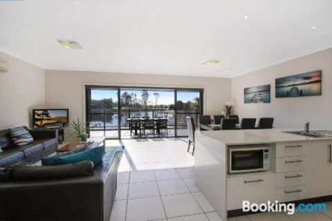 Cypress Townhouse 23 Suite - Lightning Ridge Tourism 1