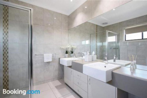 Cypress Townhouse 23 Suite - Lightning Ridge Tourism 3