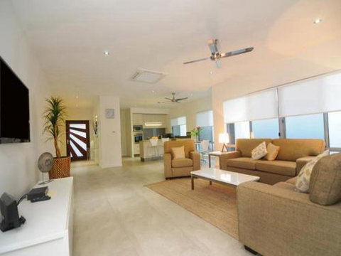 BEACH RETREAT At PALM COVE - Lightning Ridge Tourism 3