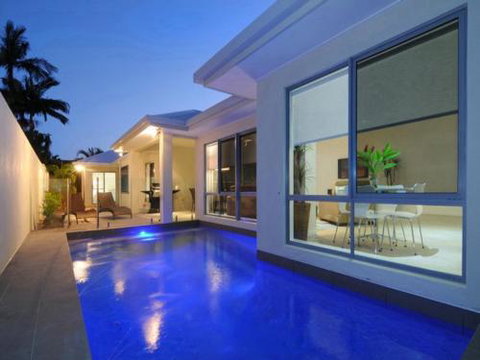 BEACH RETREAT At PALM COVE - Lightning Ridge Tourism 0