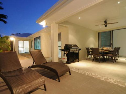 BEACH RETREAT At PALM COVE - Lightning Ridge Tourism 1