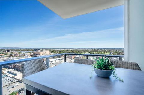 A Cut Above The West Pool Rooftop Bar Gym Wifi - Lightning Ridge Tourism 1