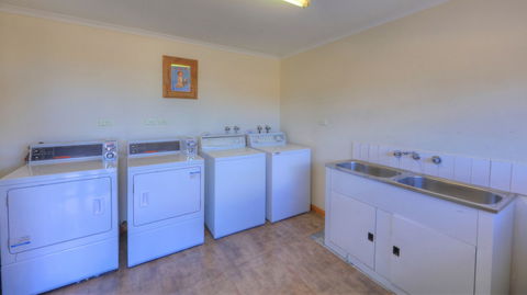 Sweetwater Villas - Lightning Ridge Tourism 4