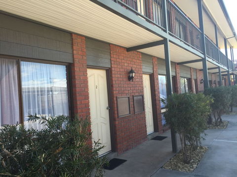 Ploughmans Motor Inn - Lightning Ridge Tourism 4