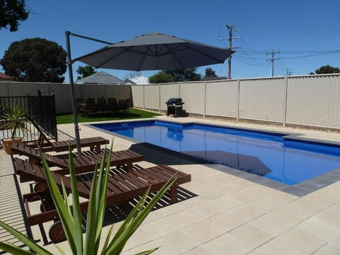 Ploughmans Motor Inn - Lightning Ridge Tourism 5