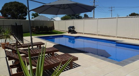 Ploughmans Motor Inn - Lightning Ridge Tourism 6