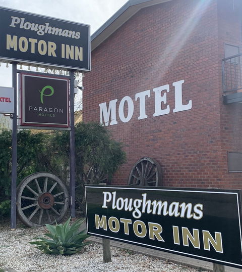 Ploughmans Motor Inn - Lightning Ridge Tourism 1