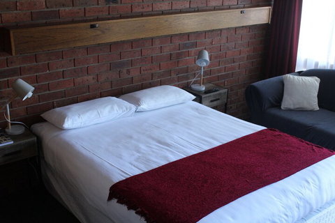 Kardinia Park Motel - Lightning Ridge Tourism 4