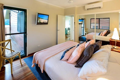 NEWLY BEAUTFULLY RENOVATED 16 The Casuarina 3 Bedroom House With 180 Degree Ocean Views - Lightning Ridge Tourism 1