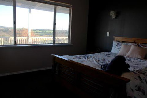 A Better Life Animal Sanctuary FarmStay Private Two Bedrooms Lounge Room & Bathroom & Toilet Shared Kitchen - Lightning Ridge Tourism 4