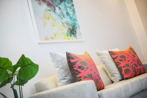 A Comfy & Central 2BR Apt Near Flinders Station - Lightning Ridge Tourism 1