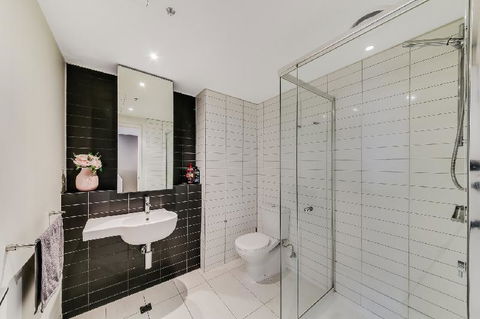 A Modern 2BR CBD Apt City Views FREE Parking - Lightning Ridge Tourism 1