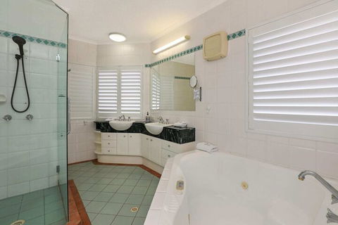 PRTFINO Ultimate Penthouse - Lightning Ridge Tourism 5