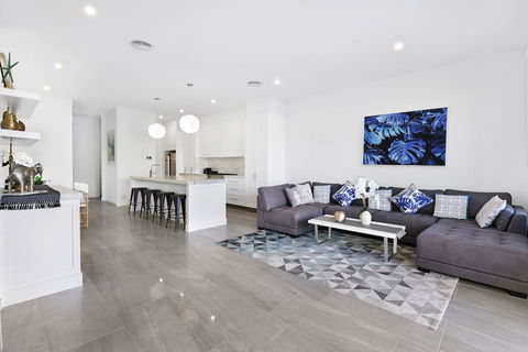 GC Private Homes - Waterfront Villas - Lightning Ridge Tourism 5