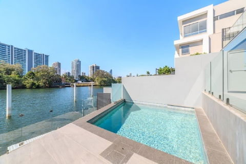 GC Private Homes - Waterfront Villas - Lightning Ridge Tourism 1