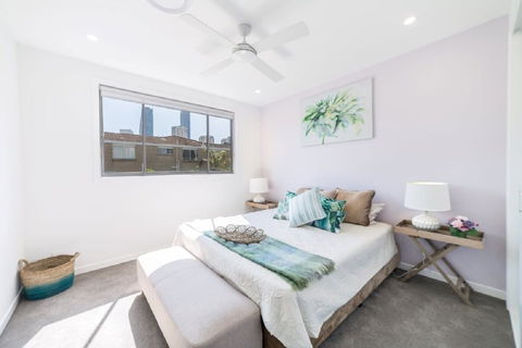 GC Private Homes - Waterfront Villas - Lightning Ridge Tourism 3