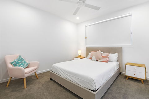 GC Private Homes - Waterfront Villas - Lightning Ridge Tourism 4