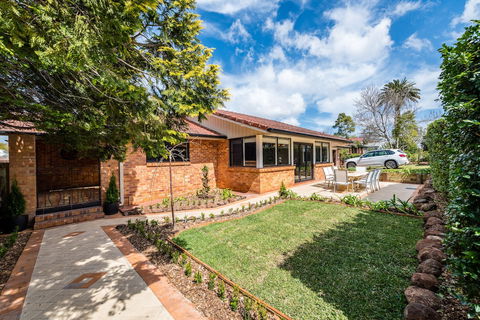 Hedge House- Luxury Space Style Location - Lightning Ridge Tourism 1