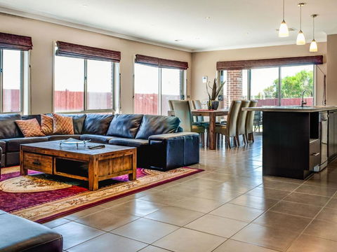 Valencia - Lightning Ridge Tourism 1