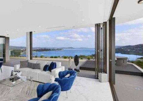 Stylish Penthouse With Views & Jacuzzi - Lightning Ridge Tourism 6