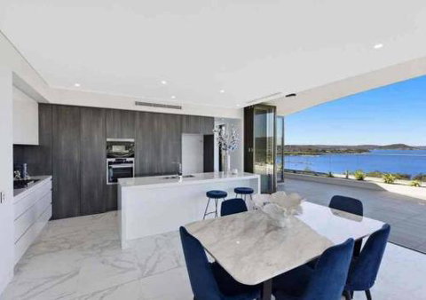 Stylish Penthouse With Views & Jacuzzi - Lightning Ridge Tourism 1