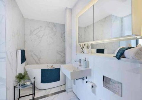 Stylish Penthouse With Views & Jacuzzi - Lightning Ridge Tourism 3