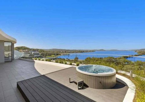 Stylish Penthouse With Views & Jacuzzi - Lightning Ridge Tourism 5