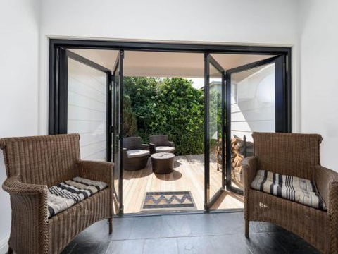 THE BEACH HOUSE Gerroa 4pm Check Out Sundays - Lightning Ridge Tourism 3