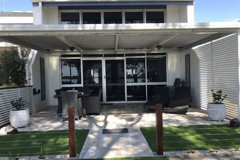 Treat Yourself To Something Special! - Lightning Ridge Tourism 0