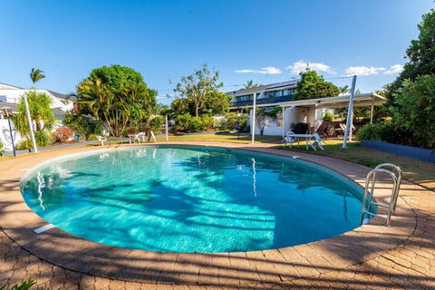 Treat Yourself To Something Special! - Lightning Ridge Tourism 2