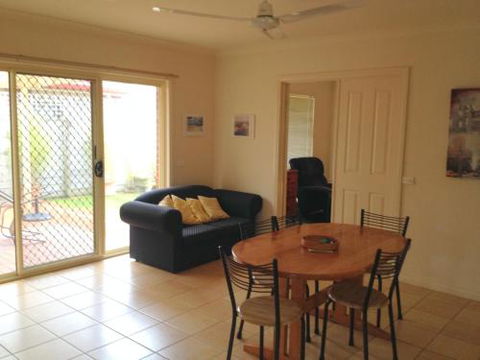 Paradise At The Beach Rosebud - Lightning Ridge Tourism 1