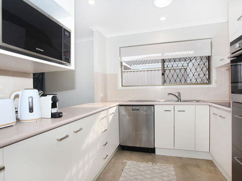 April 19 4 Bedroom Home On Canal With Pool Pontoon Aircon & WiFi! - Lightning Ridge Tourism 6