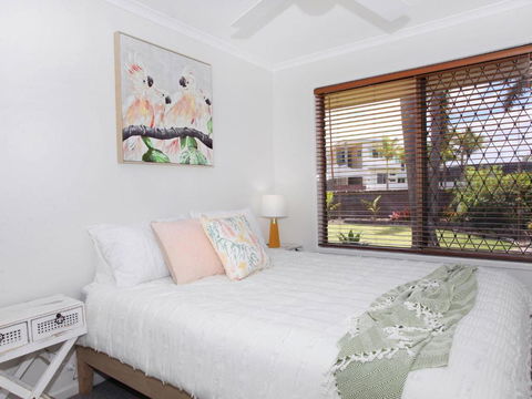April 19 4 Bedroom Home On Canal With Pool Pontoon Aircon & WiFi! - Lightning Ridge Tourism 5