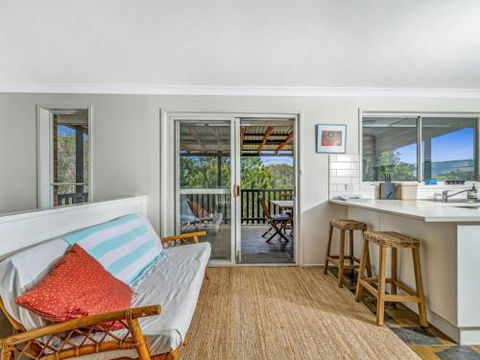 TREETOPS At WERRI BEACH Gerringong 4pm Check Out On Sundays - Lightning Ridge Tourism 1