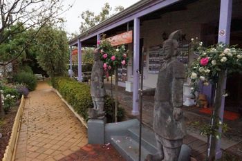 Spooky Hall Motel - Lightning Ridge Tourism 0