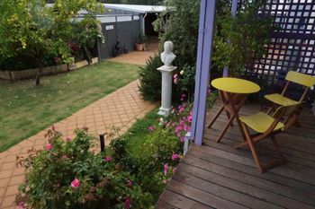 Spooky Hall Motel - Lightning Ridge Tourism 4