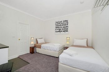 Spooky Hall Motel - Lightning Ridge Tourism 5