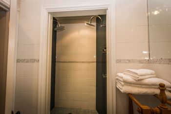 Spooky Hall Motel - Lightning Ridge Tourism 2