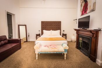 Spooky Hall Motel - Lightning Ridge Tourism 1