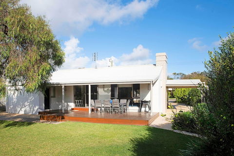 Gifford Getaway - Lightning Ridge Tourism 0