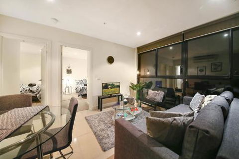 A Cozy 2BR CBD Apartment Near Bourke St. Mall - Lightning Ridge Tourism 0