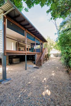Modern 3 Bedroom Treehouse - Lightning Ridge Tourism 0